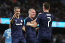 Robbie Keane viert de 1-1 met Van Persie (l) en Scholes (m).