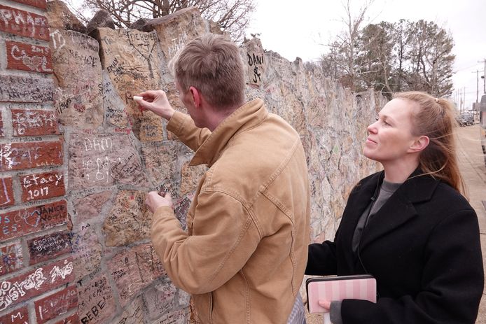 Fans flock to pay their respects to Lisa Marie Presley at Graceland.