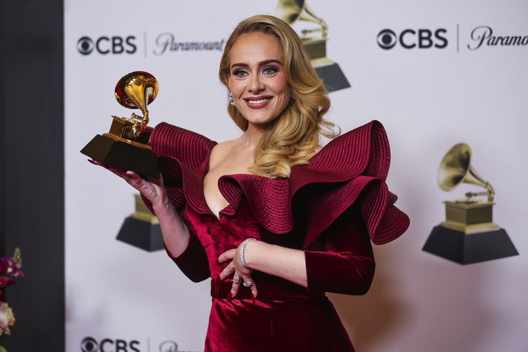 Adele poseert met haar Grammy. Beeld REUTERS