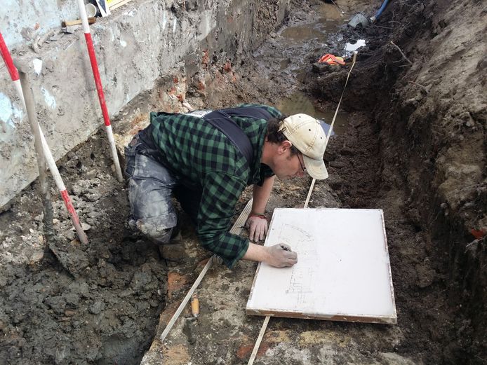 Archeoloog Robert Hoegen van Ex-situ archeologie aan het werk op de vindplek in Vianen.