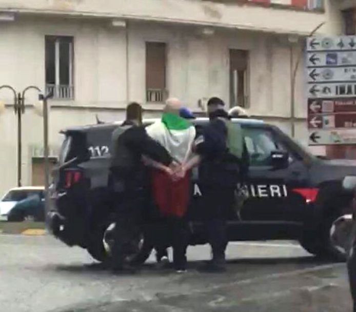 Luca Traini (28), verdachte van de schietpartij op Afrikaanse migranten, wordt gearresteerd door de Italiaanse politie in Macerata.