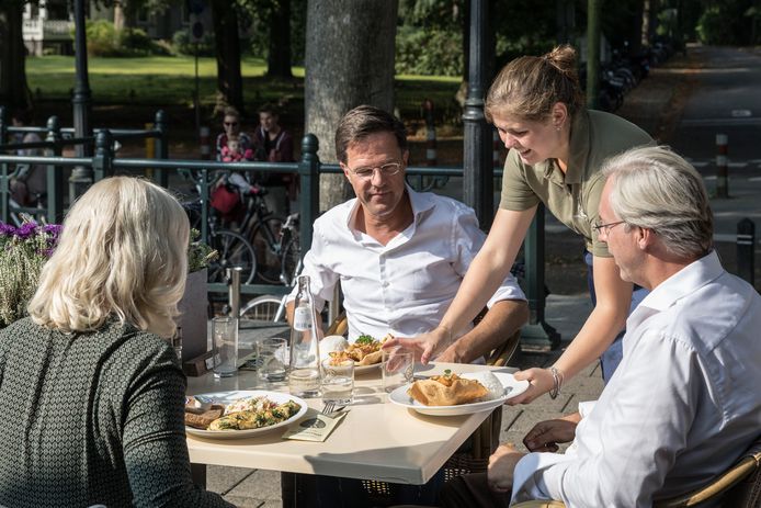 Premier Mark Rutte geniet van het terrasweer in Baarn | Amersfoort | AD.nl