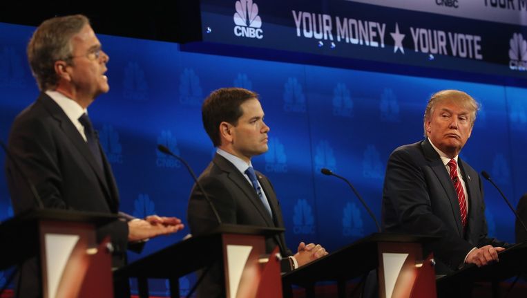 Kandidaten Jeb Bush (links), Marco Rubio (midden) en Donald Trump (rechts) tijdens het debat op NBC. Beeld afp