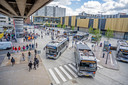 Het nieuwe busstation bij Zuidplein: alle lijnen bij elkaar op één plek. En daarachter de uitbreiding van het winkelcentrum met frisse, nieuwe buitengevels.