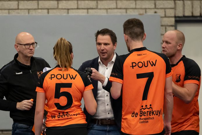 Coach Mark Houtman geeft Laura van Winkoop (5) en Mark Kreikamp (7) nieuwe instructies mee in de met 16-23 verloren wedstrijd tegen Fortuna.