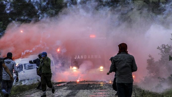 Koerdische militanten en de Turkse oproerpolitie op 26 mei in Lice in de provincie Diyarbakir.
