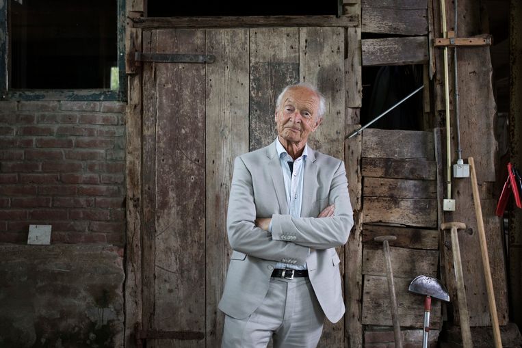 Schrijver Guus Kuijer in zijn boerderij. Beeld Werry Crone