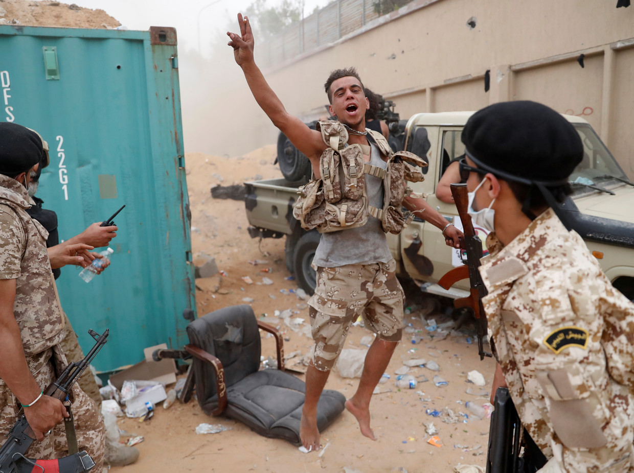 Soldaten van de regering van premier Serraj vechten in de buitenwijken van Tripoli.  Beeld REUTERS