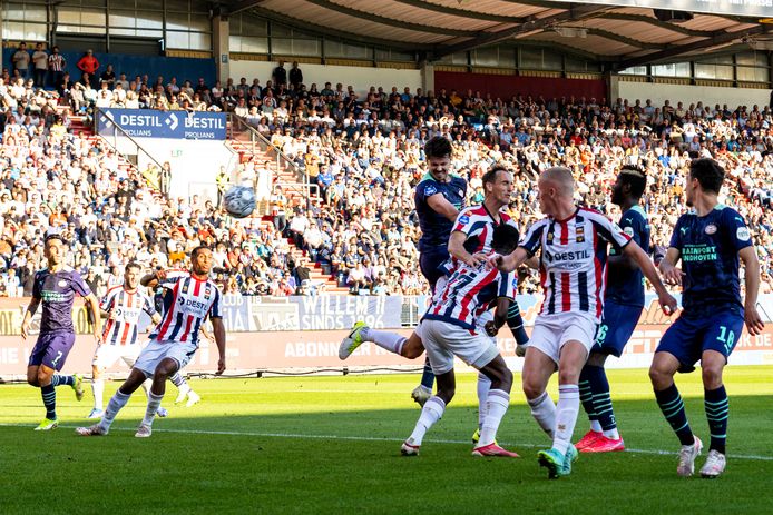 Marco van Ginkel komt in, maar ziet Timon Wellenreuther de bal keren.