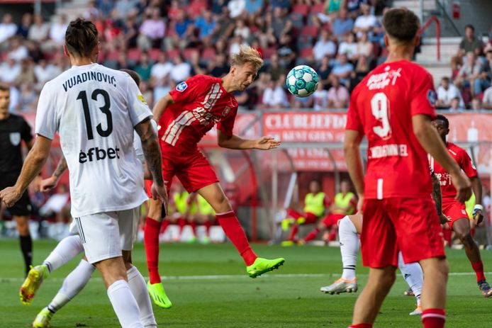 Michel Vlap kopt de 2-1 binnen voor FC Twente.