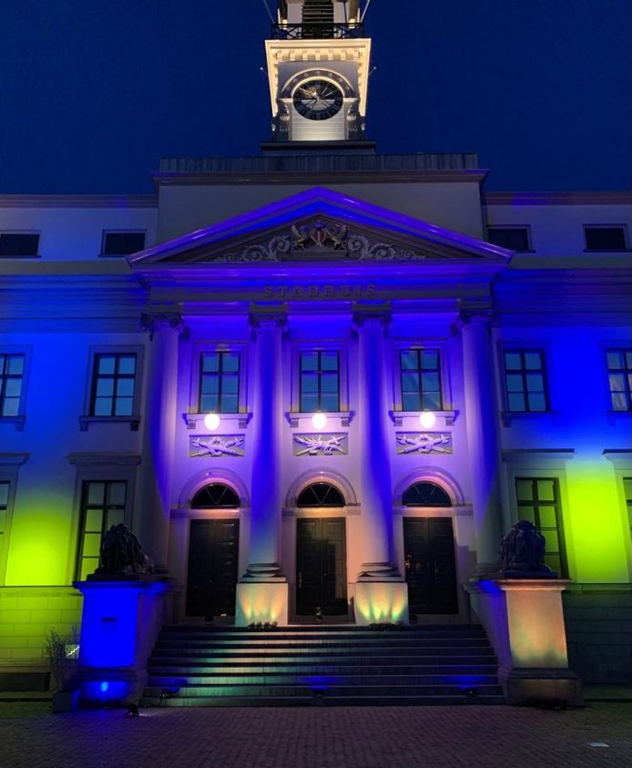 Het Stadhuis van Dordrecht is uitgelicht in de kleuren blauw en geel, als steunbetuiging aan Oekraïne.