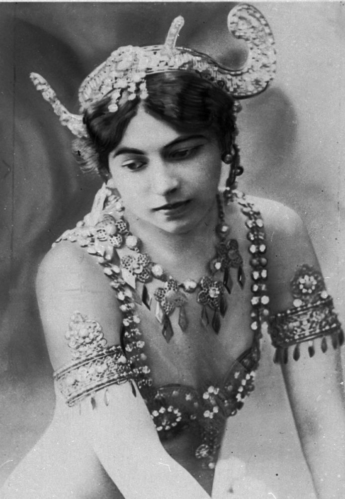 Teleurgesteld spanning Vlak Beruchtste spionne ooit exact 100 jaar geleden gefusilleerd: Mata Hari,  zondaar of zondebok? | Celebrities | hln.be