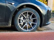 Schrik zit er in bij autobezitters Prinsenland: al 15 banden lek geprikt door ‘bandenschroever’