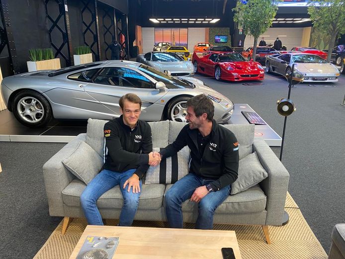 Amaury Cordeel (l.) met onze landgenoot Tom Claesen (r), verantwoordelijk voor het sportieve programma bij Van Amersfoort Racing, bij de ondertekening van het contract.