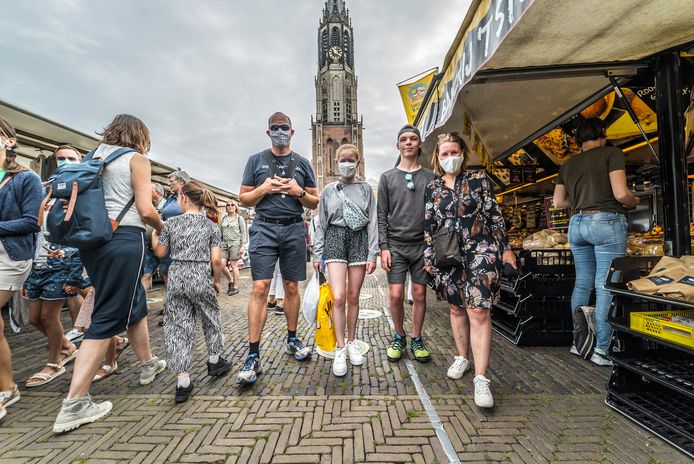 Nick en Mary Ceusters en hun twee kinderen kijken hun ogen uit in Delft. De Belgen zien dat bijna niemand een mondkapje draagt.