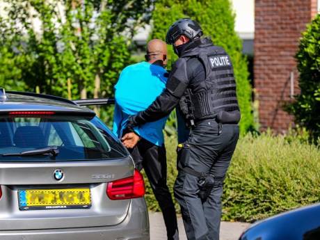 Flatbewoners in Apeldoorn schrikken: arrestatieteam pakt man op