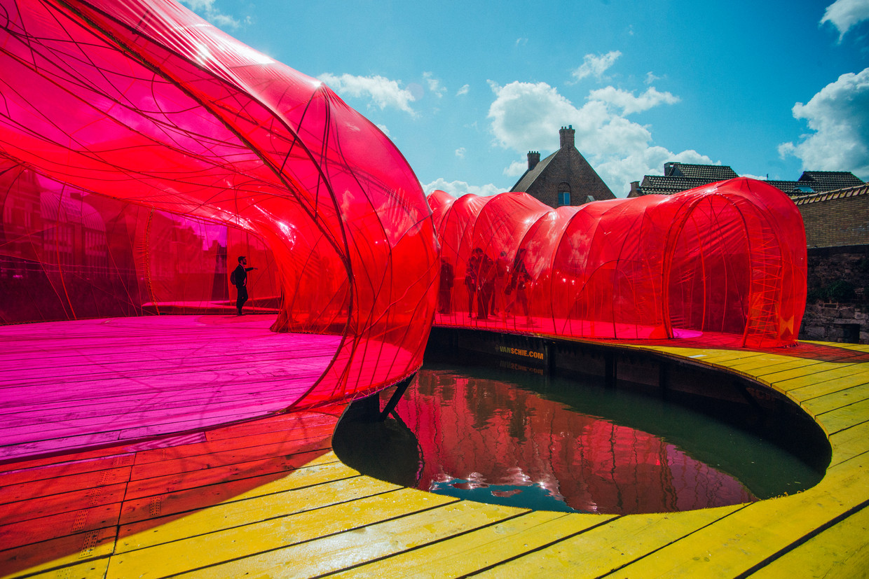 Het drijvende paviljoen van het Spaanse architectenduo Selgascano, tijdens de Brugse Triënnale. Beeld Daniil Lavrovski