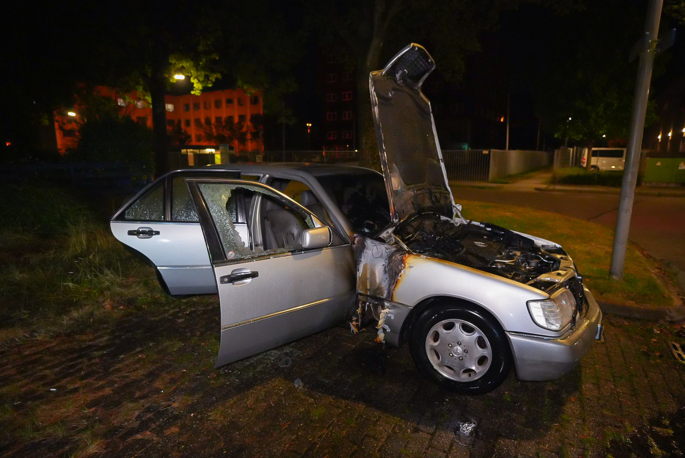 Auto total loss door brand in Arnhem; politie onderzoekt mogelijke