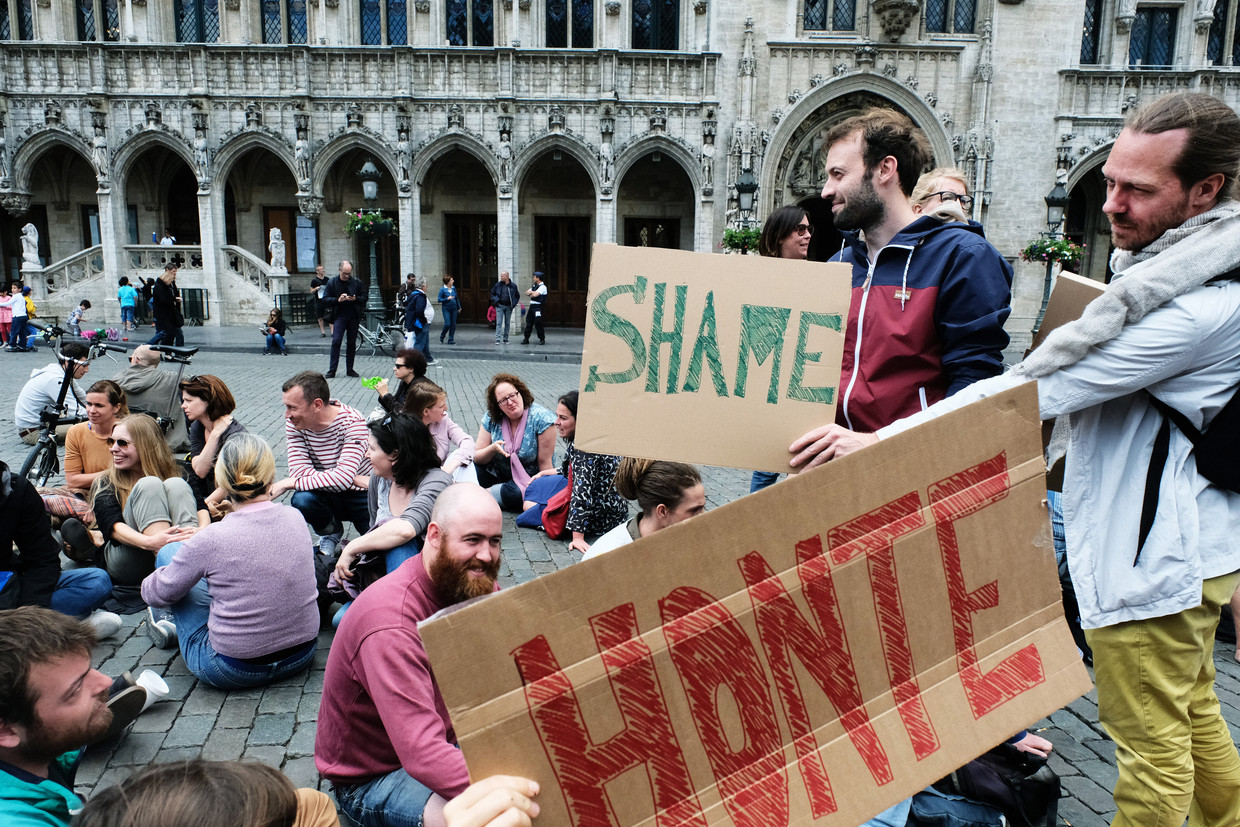 Zo'n honderd actievoerders bezetten gisteren de Grote Markt in Brussel. Ze vroegen publieke verontschuldigingen voor het Samusocial-schandaal, en een andere politieke cultuur. Beeld Tim Dirven