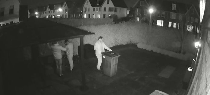 Drie inbrekers werden gefilmd door een camera van de woning aan de Foxtrotstraat in Apeldoorn.