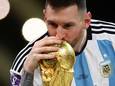 Lionel Messi kust de wereldbeker na de gewonnen WK-finale.
