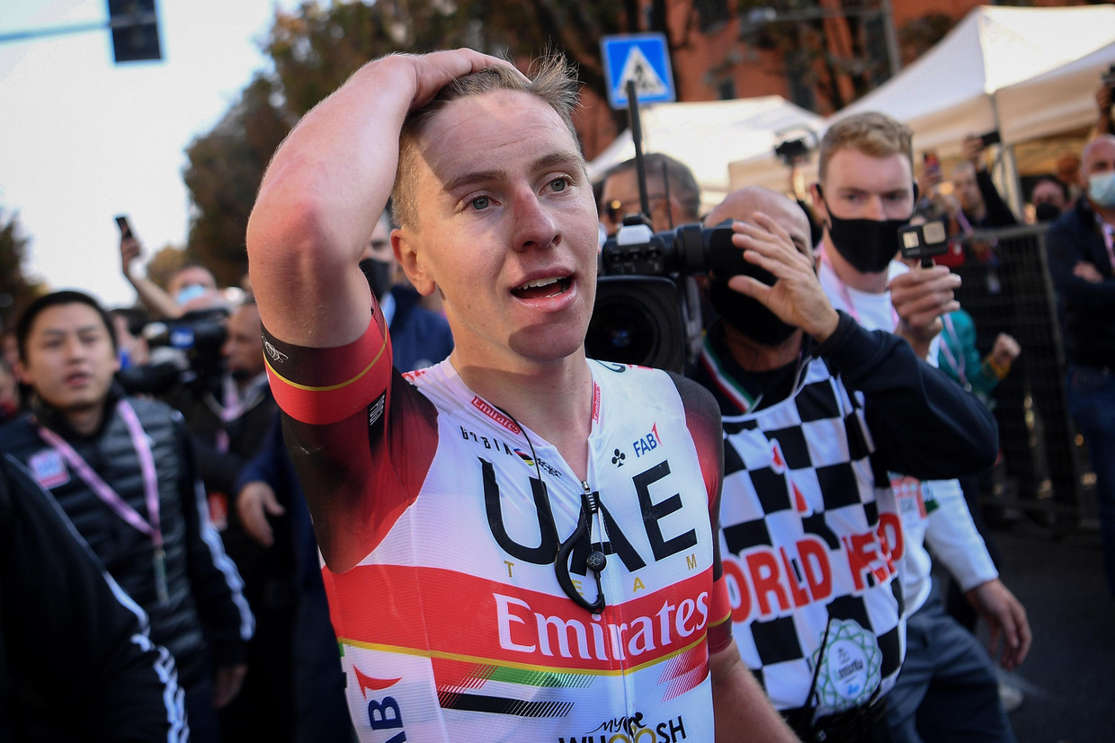 Tadej Pogacar kan het nauwelijks geloven: hij wint de Ronde van Lombardije bij zijn debuut. Beeld Photo News