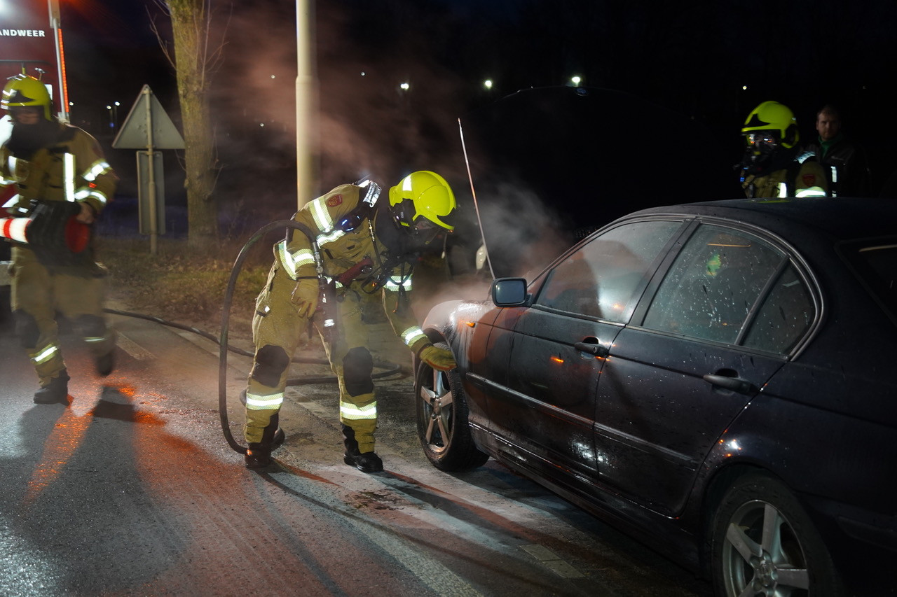 Brand in auto in Zevenaar door technisch defect Foto gelderlander.nl