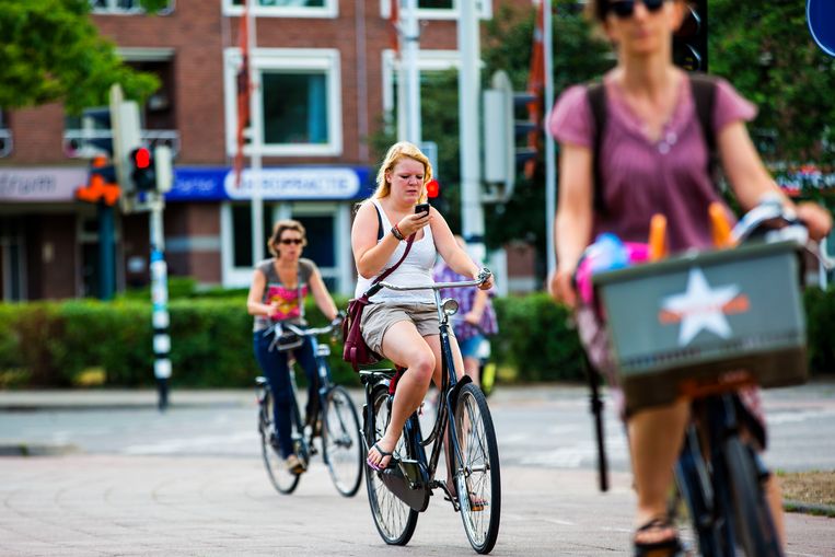 bundel Nodig hebben Aanpassen Fietsers kopen massaal smartphonehouders, maar omzeilen ze daarmee 95 euro  boete?