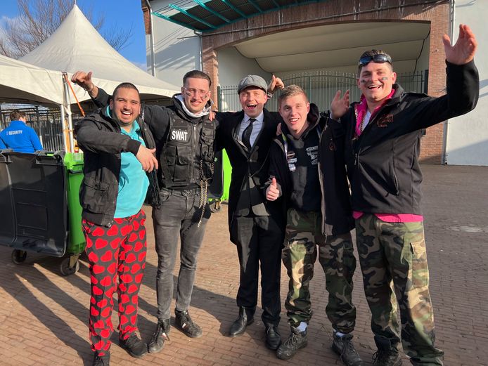 Carnavalsvereniging Nooit Zat uit Esch op weg naar het bier op het Tongerloplein.