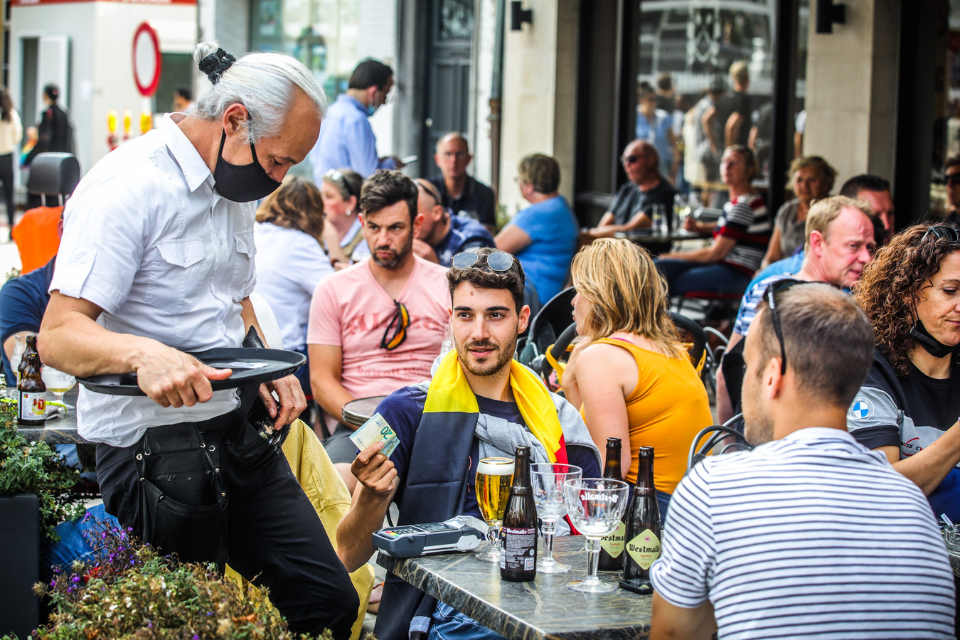 De horeca op de Vrijdagmarkt deed gouden zaken.
