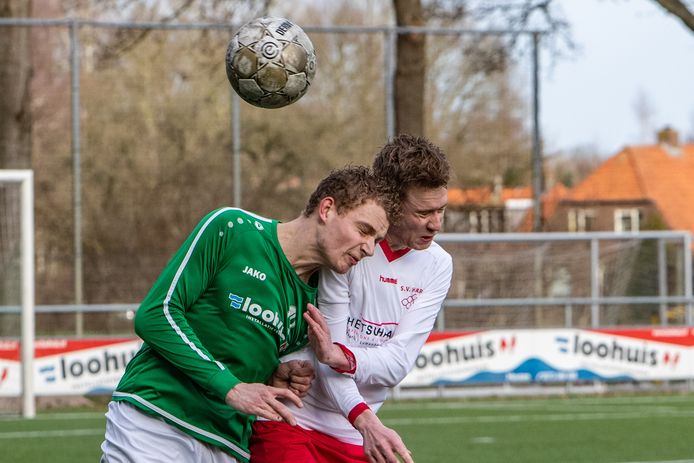 De ongelukkige Jorn Smeenk van Haarle gaat neer na een botsing met Heeten-speler Jelle Reimert.