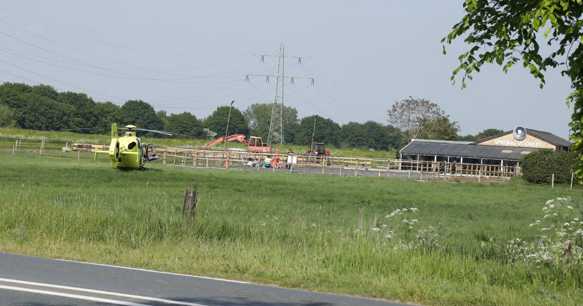 Ruiter valt van paard, traumaheli landt bij manege in Oeffelt