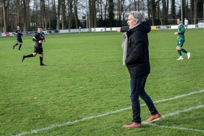 Lodewijk de Kruif geeft op het veld van AWC aanwijzingen aan zijn ploeg UDI'19.