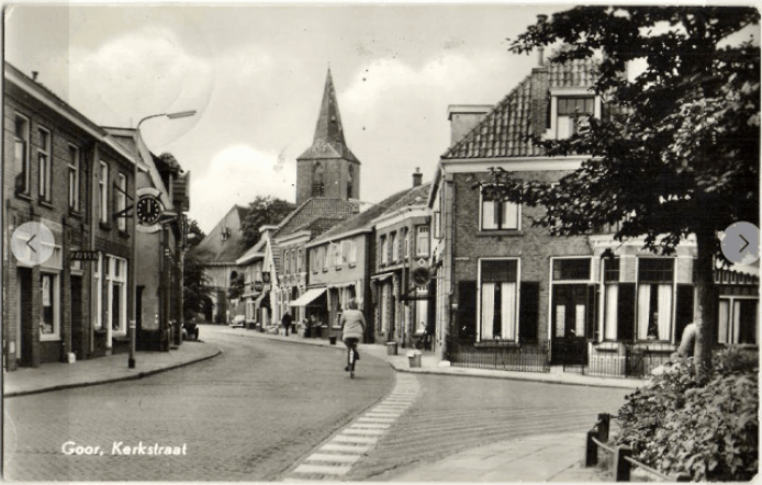 De Kerkstraat in Goor: vroeger en nu.