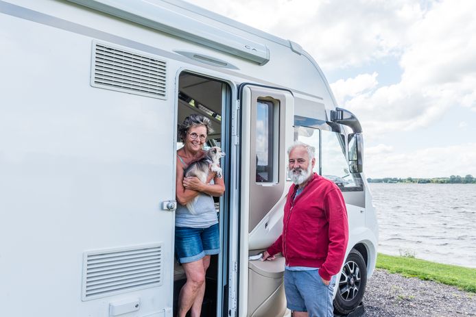 Het Vlaamse echtpaar Bormans met hondje Charlotte bij hun camper op het nieuwe camperpark Nijkerk aan Zee, aan de boorden van het Randmeer.