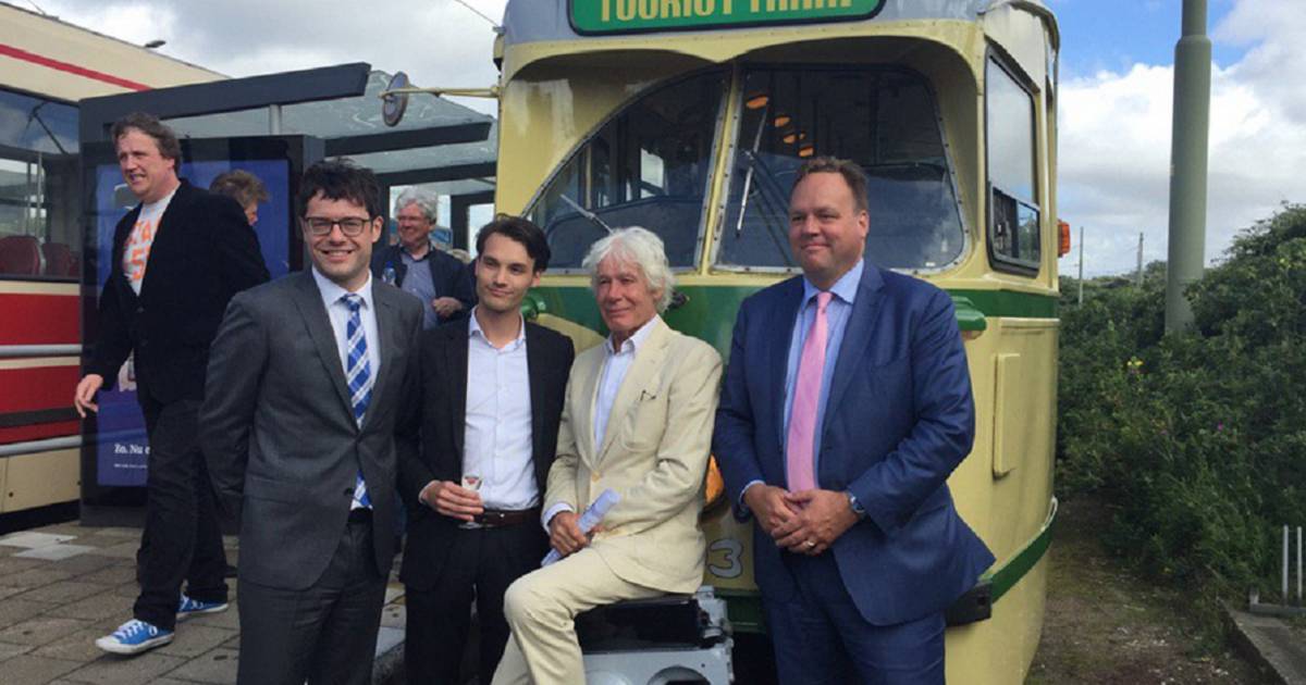 Hopon hopoff tram rijdt eerste ritje door centrum Den Haag AD.nl