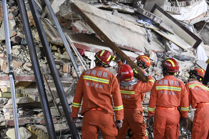 I soccorritori cercano le vittime sotto le macerie.