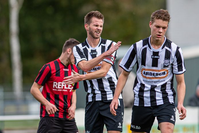 Niet alles loopt lekker bij aanvoerder Mark Boshove en Kloosterhaar in de wedstrijd tegen DES.