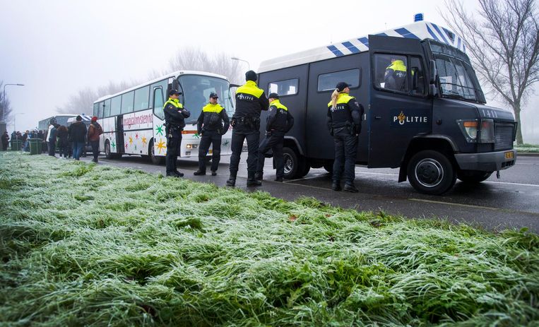 Tegenstanders van Zwarte Piet reizen onder begeleiding van politie per bus naar Dokkum om te demonstreren voor vrijheid van meningsuiting en demonstratierecht. Beeld anp
