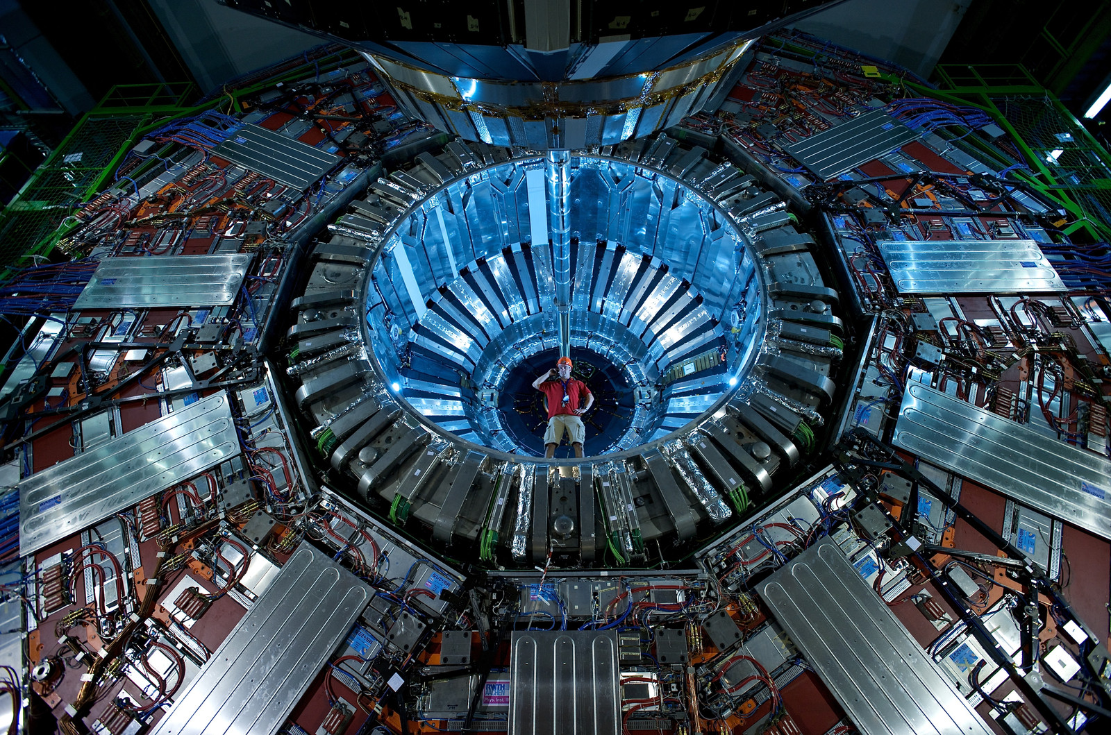 Een onderzoeker staat bij de Compact Muon Solenoid-detector, onderdeel van LHC. Beeld Fons Rademakers / ANP