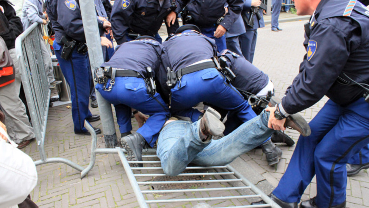 Archiefbeeld van de aanhouding van de man die tijdens Prinsjesdag 2010 een waxinelichtje naar de Gouden Koets gooide. Beeld anp