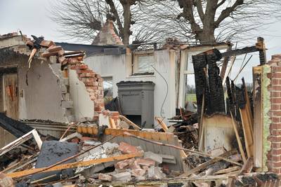 Eigenaar van compleet afgebrande boerderij stapt vol afgrijzen zijn puinhoop in: 'Nieuw jaar, nieuw 