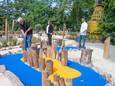 Edwin, Yvonne en Collin Verstraete (vlnr) van De Bourgondiër in Absdale doen een rondje over hun eigen gloednieuwe minigolfbaan. (Hij had geen hole in one)