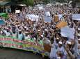 Honderden mensen nemen deel aan mars in Pakistan tegen cartoonwedstrijd van Geert Wilders 