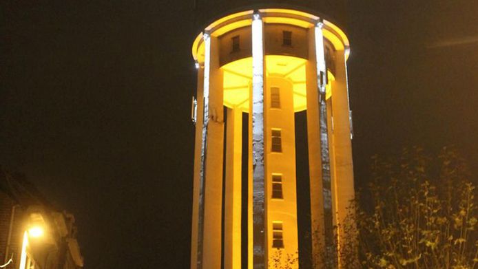 De watertoren in Aalst kleurt de komende dagen oranje.