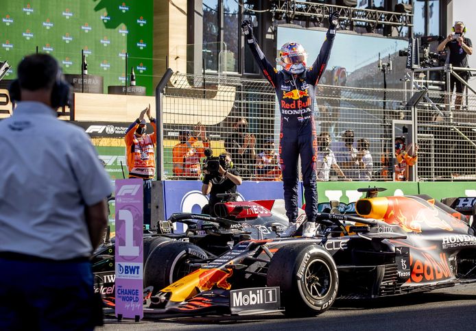 Max Verstappen (Red Bull Racing) viert het winnen van de Dutch Grand Prix op het circuit van Zandvoort in september 2021.