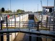 Door een storing weer geen scheepvaart op Twentekanaal: ‘Ze weten niet precies wat er aan de hand is’