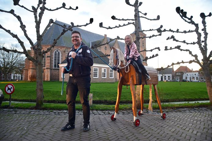 Opknappen buffet Ervaren persoon Kany (8) galoppeert op haar levensgrote houten paard door Dreischor |  Schouwen-Duiveland | pzc.nl