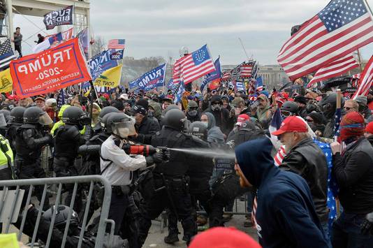 Trump-supporters botsen op politie bij hun bestorming van het Capitool.