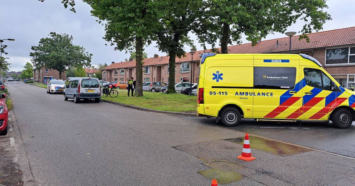 112 nieuws: fietser gewond bij ongeluk met auto in Enschede.